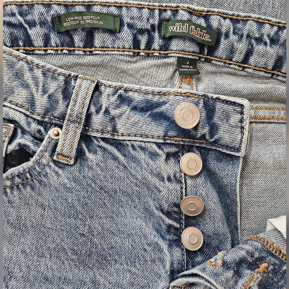 WILD FABLE Low Rise Boot Cut Light Acid Wash Jeans Size 2 - Picture 3 of 3